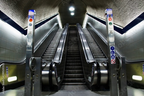 Plakat Metro  niskie-ujecie-metalowych-schodow-ruchomych-prowadzacych-do-miejskich-przygod-na-stacji-metra