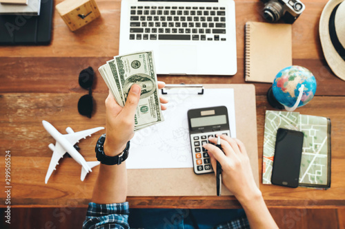 Fotomural Top view tourist counting cash to spend during his luxury vacation, planning bud