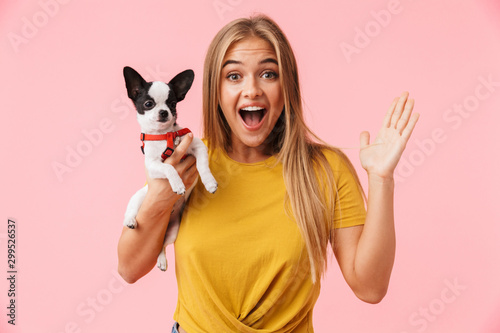 Fotomural Cute lovely girl playing with her pet chihuahua
