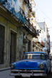 キューバハバナ　旧市街で見たクラシックカーのある街並み