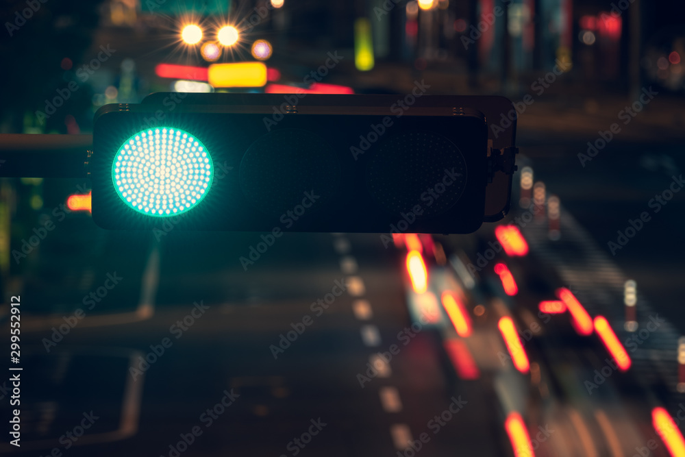 夜の信号機と車道の様子, A Traffic Light at Night	 - obrazy, fototapety, plakaty 
