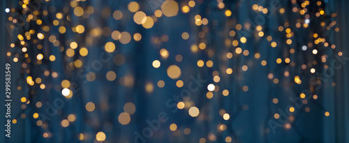 Fotografía holiday illumination and decoration concept - christmas garland bokeh lights ove