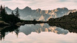 Wandern zum Spiegelsee mit dem Dachstein Massiv im Hintergrund  in der Steiermark in Österreich
