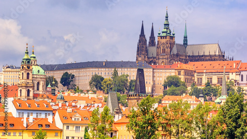 Fototapeta Praga  letni-krajobraz-miasta-widok-na-historyczna-dzielnice-hradczany-w-pradze-i-kompleks-zamkowy