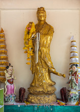 Ko Samui Island, Thailand - March 18, 2019: Wat Phra Yai Buddhist Temple On Ko Phan. Golden Guan Yin Statue Flanked By Two Paper Pagodas And Chinese Statues Of Man And Woman.