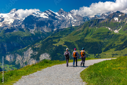 Fotografía Tourists on hiking trail on mountain Mannlichen, popular viewpoint in Swiss Alps, Switzerland