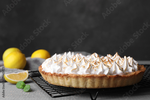 Cuadros en Lienzo Cooling rack with delicious lemon meringue pie on grey table
