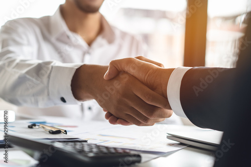 Cuadros en Lienzo Banker and client shaking hands after business loan grant.