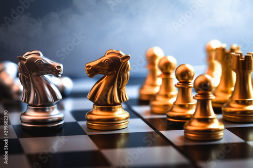 Photographie Chess horse faced together represent of negotiating a rival or business enemy in a trading war game
