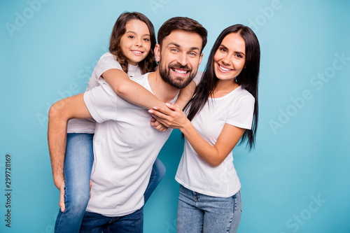 Cuadros en Lienzo Portrait of positive cheerful funky three people carry kid piggyback enjoy weeke