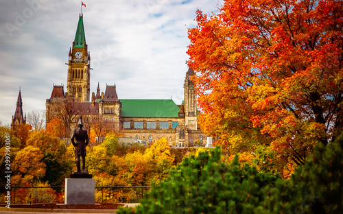 Cuadros en Lienzo Public statue facing Parliament Hill in the Fall in Ottawa, Ontario