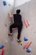 Frau klettert in einer Boulderhalle