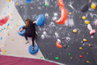Mädchen klettert in einer Boulderhalle