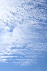 Faszinierende weiße Wolken vor strahlend blauen Himmel