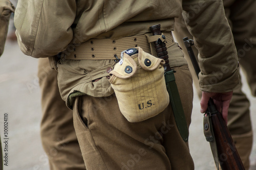 Fotografía Closeup of american soldier in uniform with water gourd during the world war two
