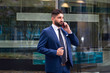© barabasone - Businessman mit Handy  spricht konzentriert