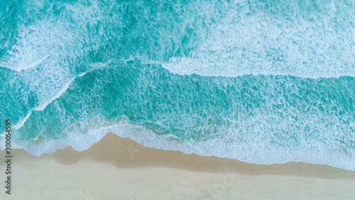 Fotomural Aerial shot of waves breaking on the shore