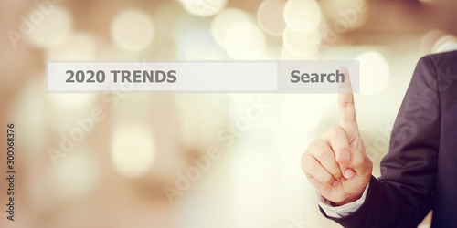 Fotografía Businesman hand touching 2020 trends search bar over blur office background, ban