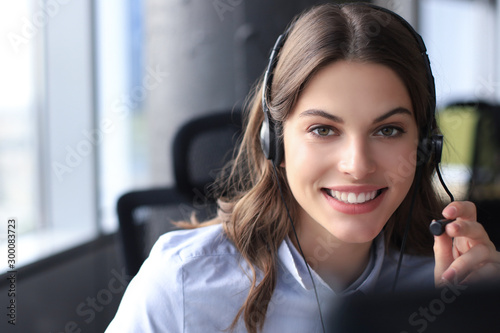 Fotografía Female customer support operator with headset and smiling.