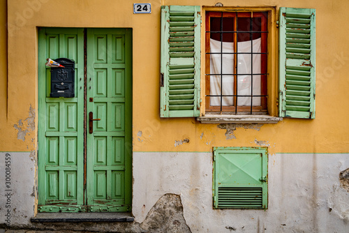 pic Yellow House With Green Door fotolia