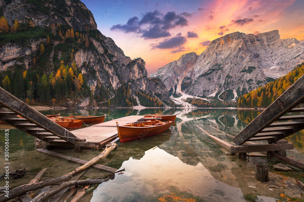 Lago di Braies lake and Seekofel peak at sunrise, Dolomites. Italy - obrazy, fototapety, plakaty 
