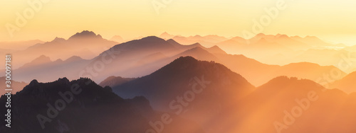 szczyty-gorskie-w-alpach-w-wieczornym-swietle