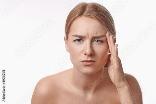 Fotomural Portrait of a sexy blond caucasian young woman frowning looking in the mirror, o