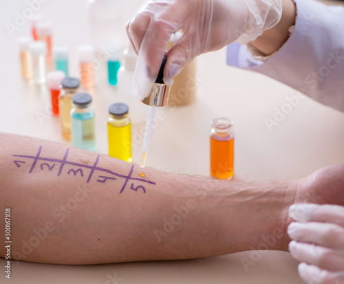 Cuadros en Lienzo Doctor testing allergy reaction of patient in hospital