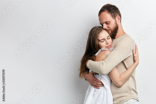 Fotografía man supports his girlfriend as she has serious problems, close up photo