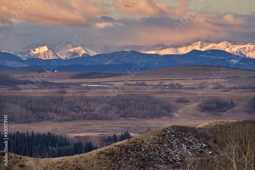 Cuadros en Lienzo Sunrise over Alberta Foothills and Rocky Mountains, near Cochrane