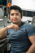 © ClicksdeMexico - joven milenial con audifonos y aparatos electronicos