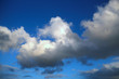 Blauer Himmel und weiße Wolken - Stockfoto
