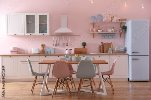 Fotomural Stylish kitchen interior with dining table and chairs