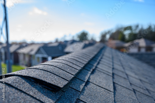 Fotomural Asphalt shingle room with ridge cap