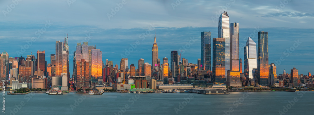 Panoramic view to West Side of Manhattan Skyline from Hamilton Park, Weehawken, across Hudson River. - obrazy, fototapety, plakaty 