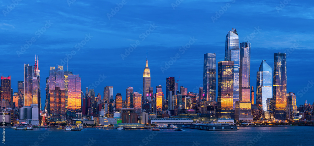 Panoramic view to West Side of Manhattan Skyline from Hamilton Park, Weehawken, across Hudson River. - obrazy, fototapety, plakaty 