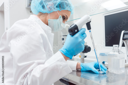 Cuadros en Lienzo Scientist in lab conducting biotechnological experiment