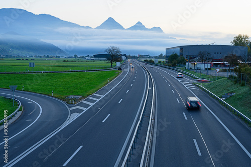 Cuadros en Lienzo Autobahn bei Stans, Nidwalden, mit Nebelschwaden, Sschweiz