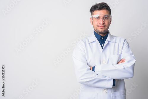 Fotografía Portrait of young Persian man doctor as scientist with arms crossed