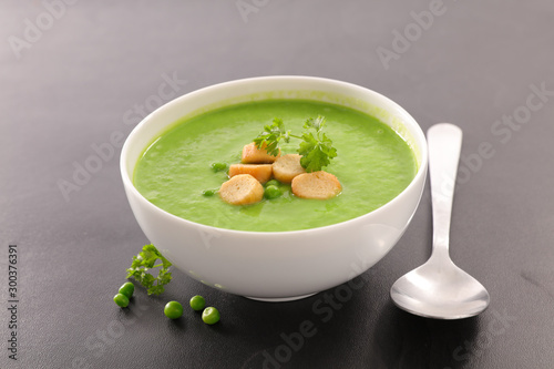 Cuadros en Lienzo bowl of green vegetable soup and crouton