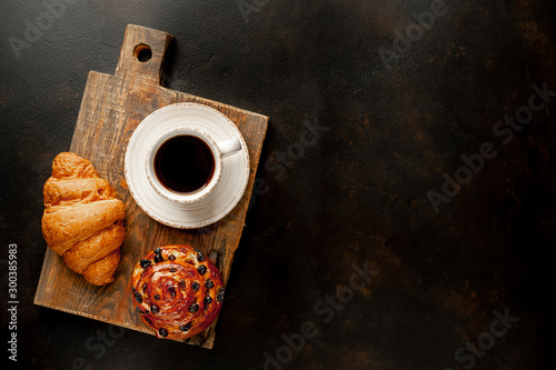 Fotomural Coffee and croissant, bun on a stone table