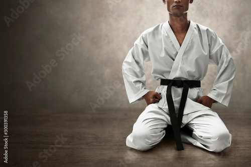 Fototapeta Karate  siedzacy-zawodnik-sztuk-walki-karate
