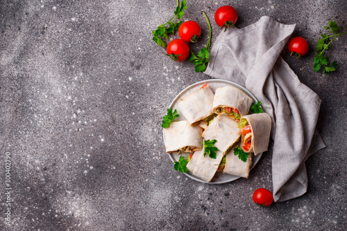 Cuadros en Lienzo Lavash rolls with chicken and vegetables
