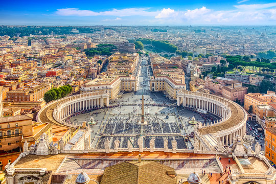 Wall Mural -  - Famous Saint Peter's Square in Vatican and aerial view of the Rome city during sunny day.
