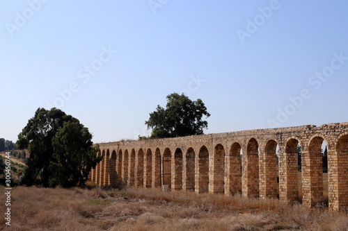 Fotografía the ruins of the ancient Roman aqueduct in the city of Acre in the north of Isra