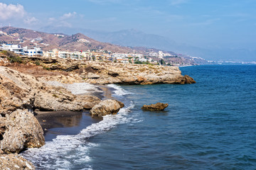 Canvas Print - Kieselstrand in Torrox Costa und Felsen