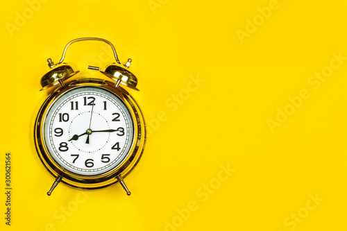 Reloj dorado con agujas despertador vintage sobre fondo amarillo brillante Tableau sur Toile