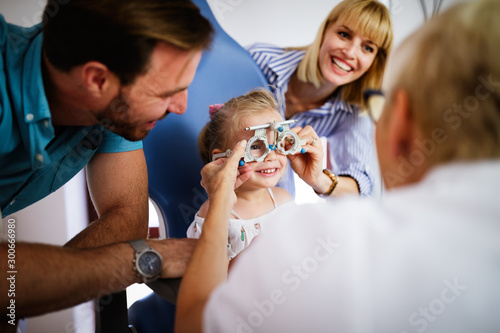 Fotografía Ophthalmologist is checking the eye vision of little cute girl in modern clinic