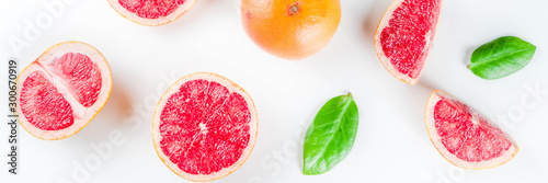 Fotomural Whole and sliced grapefruit isolated on white background