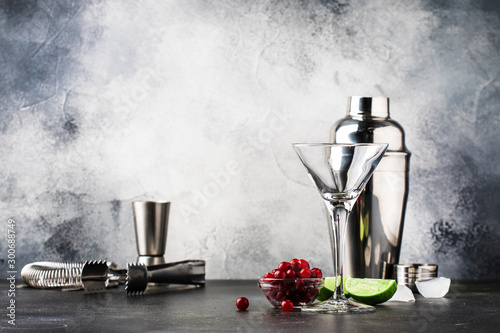 Fotografía Preparation Classic alcoholic cocktail cosmpolitan with vodka, liqueur, cranberr